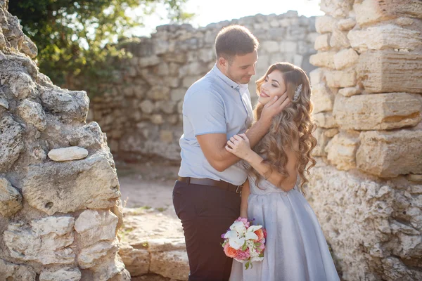 Wedding portrait of bride and groom outdoors in summer — Stock Photo, Image