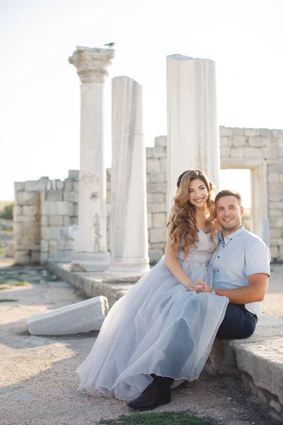 Wedding portrait of bride and groom outdoors in summer — Stock Photo, Image