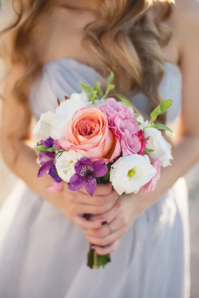 Bouquet da sposa in mano alla sposa — Foto Stock