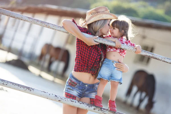 Moeder en dochter spelen samen in het dorp in de zomer. — Stockfoto