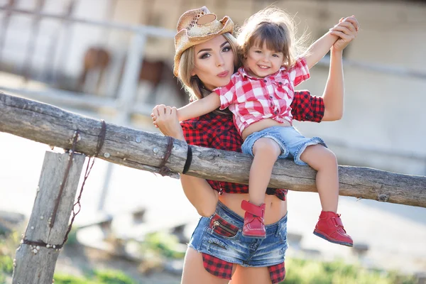 Moeder en dochter spelen samen in het dorp in de zomer. — Stockfoto