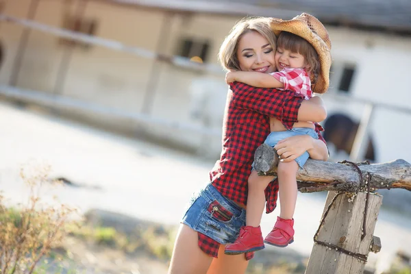 Mère et fille jouant ensemble dans le village en été . — Photo