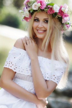 Bir dağ nehir yakınındaki güzel kadın