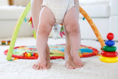 Çıplak ayak anne ve çocuk beyaz bir halı üzerinde