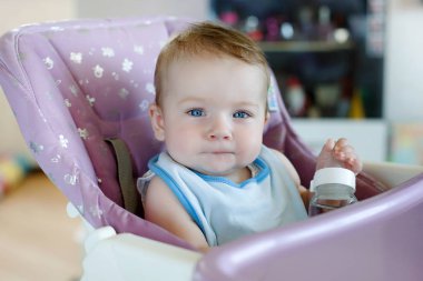 sevimli çocuk Şişeden içme.