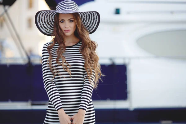 Portrait of beautiful woman in hat on the pier — Stock Photo, Image