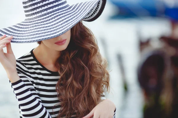 부두에 모자에 아름 다운 여자의 초상화 — 스톡 사진