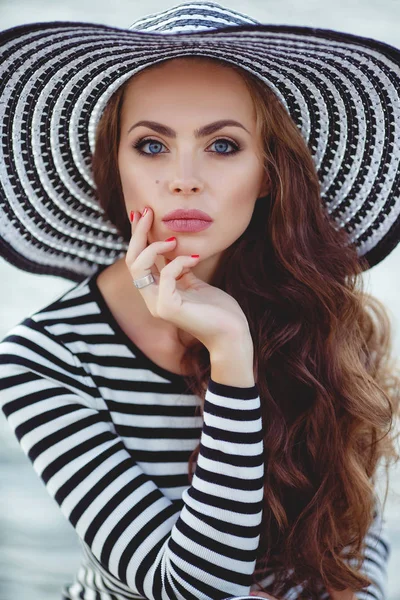 桟橋に帽子で美しい女性の肖像画 — ストック写真