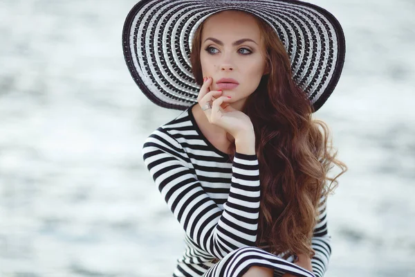 Porträtt av vacker kvinna i hatt på piren — Stockfoto