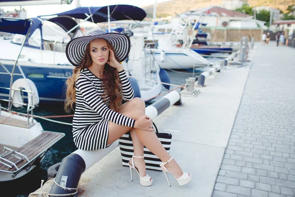 Retrato de una hermosa mujer con sombrero en el muelle — Foto de Stock