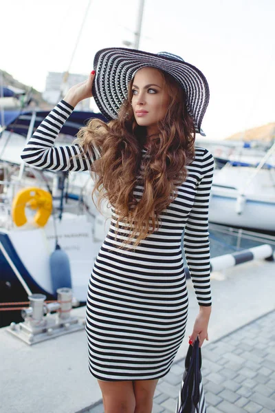 Portrait of beautiful woman in hat on the pier — Stock Photo, Image