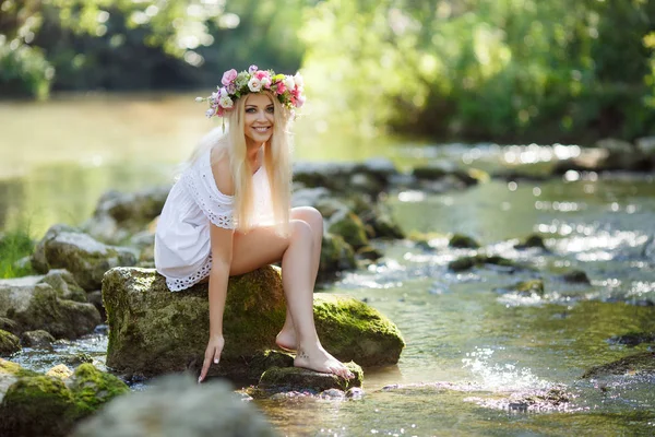 Bir dağ nehir yakınındaki güzel kadın — Stok fotoğraf