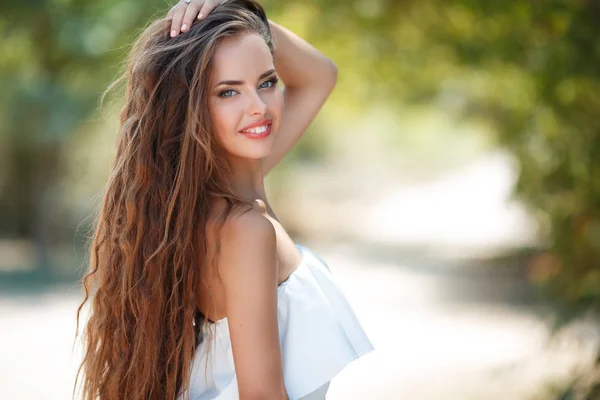 Retrato de mujer hermosa en el parque de verano —  Fotos de Stock