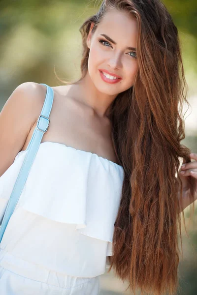 Portret van mooie vrouw in zomer Park — Stockfoto