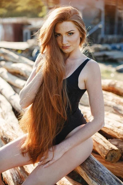 Ritratto di donna dai capelli rossi sexy in un ranch di campagna — Foto Stock