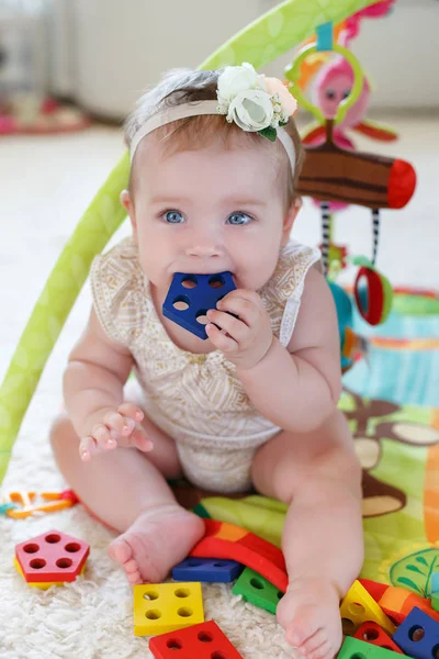 Kleines Mädchen spielt zu Hause auf dem Fußboden mit Spielzeug — Stockfoto