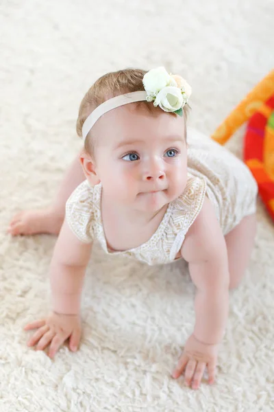 Niedliches Baby auf dem weißen Teppich — Stockfoto