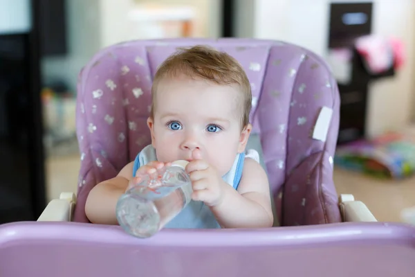 Entzückendes Kind trinkt aus Flasche. — Stockfoto