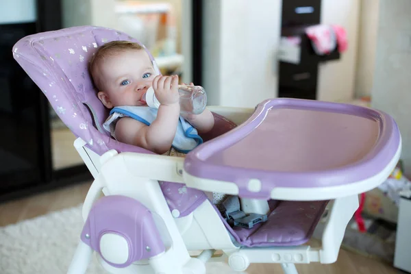 Entzückendes Kind trinkt aus Flasche. — Stockfoto