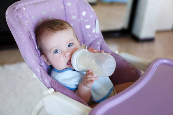 Entzückendes Kind trinkt aus Flasche. — Stockfoto