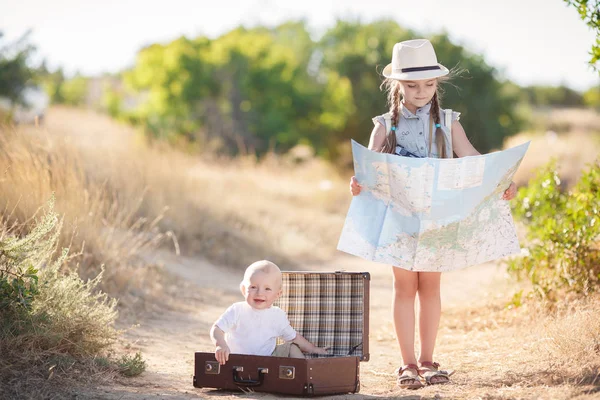 Путешествие в чемодане со своей старшей сестрой — стоковое фото