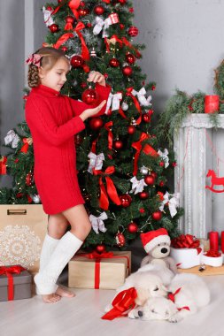 Mutlu Noel ağacı bir arka plan üzerinde iki yavru Golden Retriever kızla
