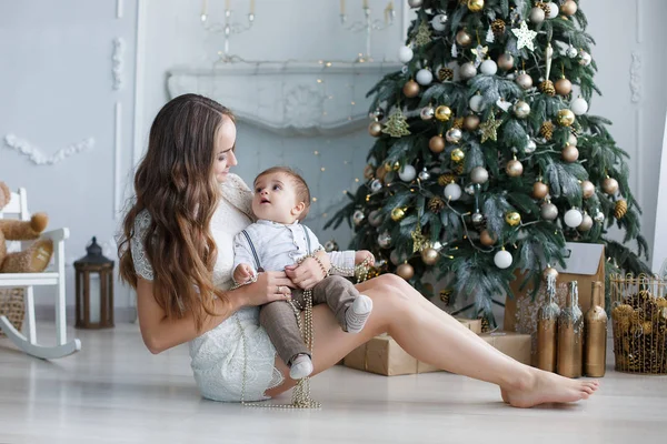 Madre e giovane figlio a casa vicino all'albero di Natale — Foto Stock