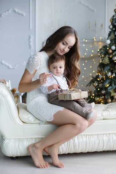 Mãe e filho em casa perto da árvore de Natal — Fotografia de Stock