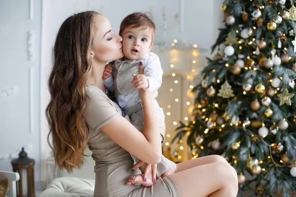 Mãe e filho em casa perto da árvore de Natal — Fotografia de Stock