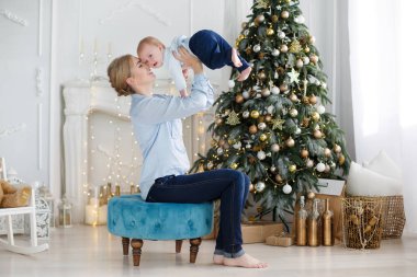 Mutlu anne ve bebek portre Noel kutlaması.