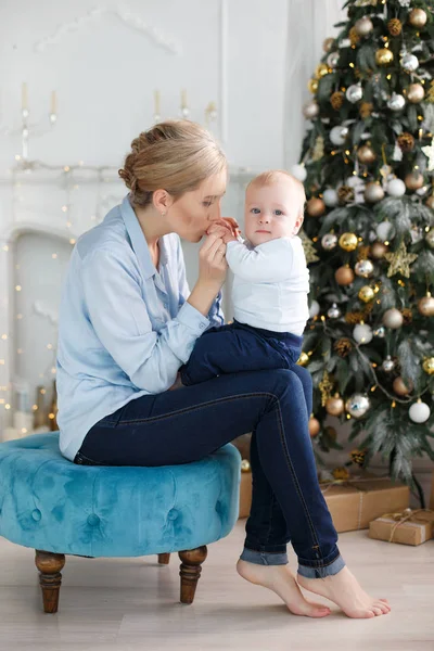 Retrato de mãe feliz e bebê adorável comemorar o Natal . — Fotografia de Stock