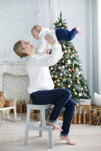 Portret van gelukkige moeder en schattige baby vieren kerst. — Stockfoto