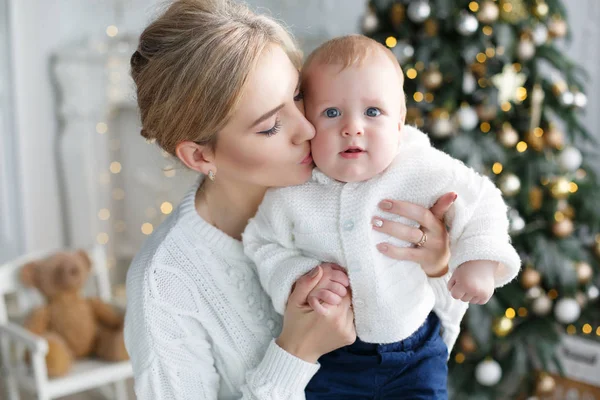 Портрет счастливой матери и очаровательный ребенок празднуют Рождество . — стоковое фото