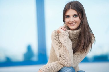 Güzel bir kadın açık havada bahar portresi