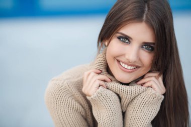 Güzel bir kadın açık havada bahar portresi