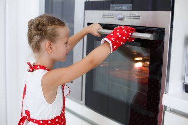 Küçük ev kadını evde mutfakta kek pişirme nişanlı