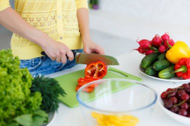 Salata yemek sırasında eller ev kadınları