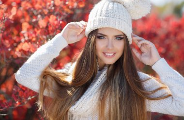 Güz parkında güzel bir kadının portresi.