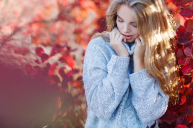 Sonbahar parkında güzel bir kadın