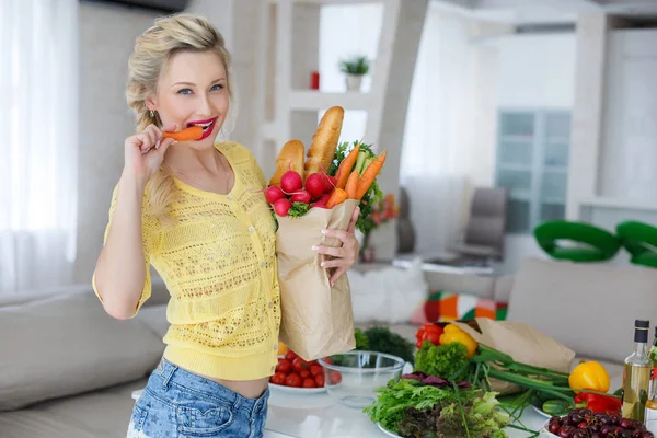 Šťastná Mladá hospodyně s pytle plné zeleniny — Stock fotografie
