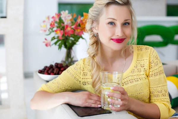 Bir bardak su mutfak ile güzel bir kadın portresi — Stok fotoğraf