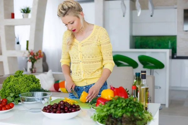 Giovane casalinga preparare insalata in cucina — Foto Stock