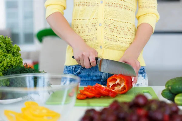 The hands of Housewives during cooking salad — Stock Photo, Image
