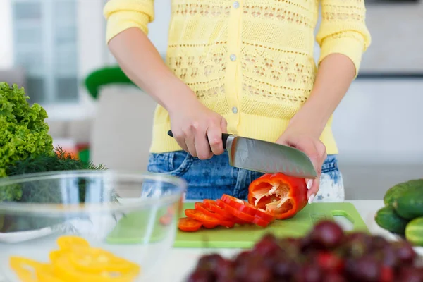 De handen van huisvrouwen tijdens het koken salade — Stockfoto