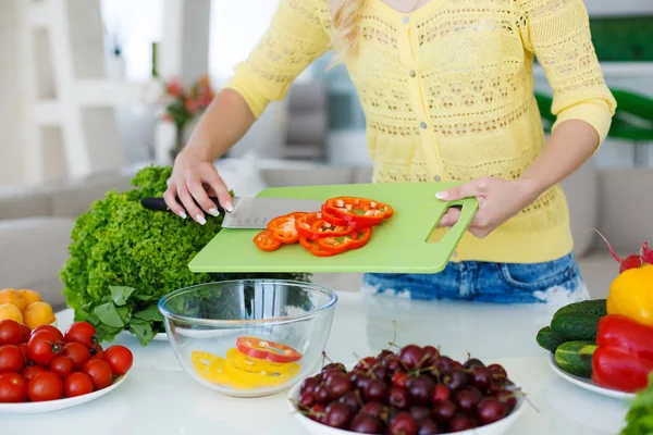 Las manos de las amas de casa durante la ensalada de cocina — Foto de Stock