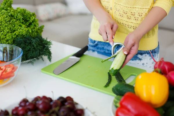 Le mani delle casalinghe durante la cottura dell'insalata — Foto Stock