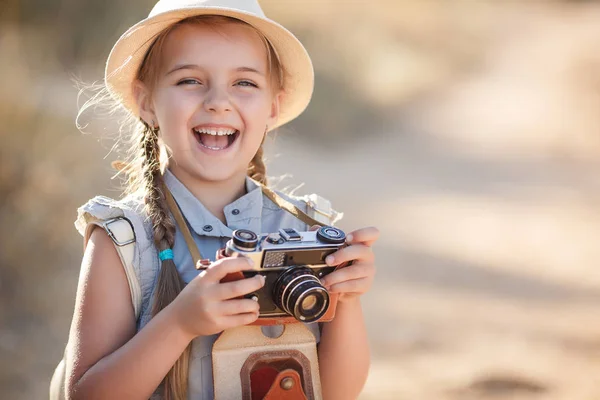 Jonge fotograaf met oude camera op een landweg — Stockfoto