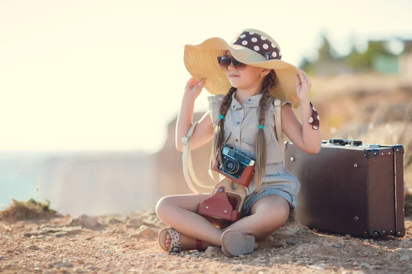 바위에 큰 모자와 젊은 사진 작가 — 스톡 사진