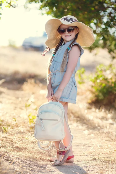 Hasır şapkalı küçük kız yalnız yaz aylarında seyahat — Stok fotoğraf