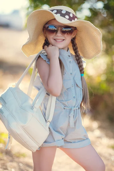 Hasır şapkalı küçük kız yalnız yaz aylarında seyahat — Stok fotoğraf